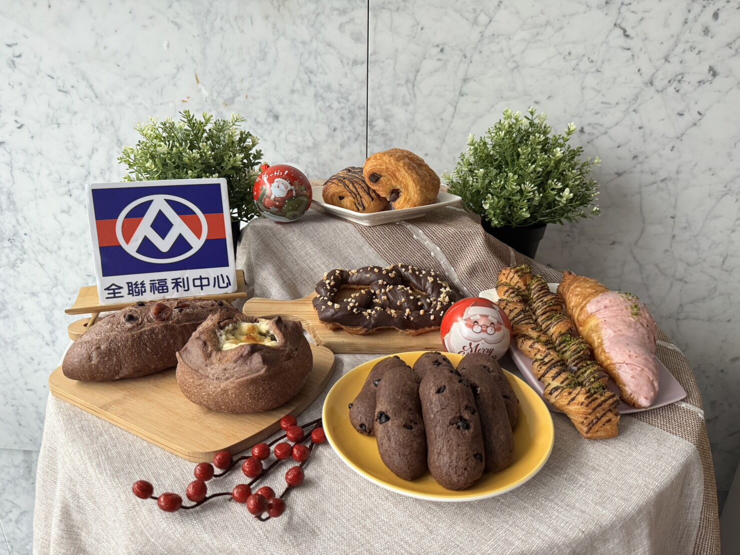 ▲▼全聯、大全聯「巧克力季」，除了集結世界熱銷巧克力，還有烘焙甜點及麵包推出可可風味。（圖／業者提供）