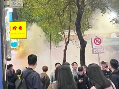 北市東區「焦糖楓」深夜狂冒濃煙！路人嚇傻停看　警消急到場