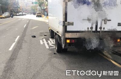 自小客右側超車撞路邊車落跑　後視鏡留現場成鐵證！桃園男認了