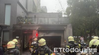 北市師大路民宅起火！倉庫家具雜物燃燒冒煙　消防破門灌救