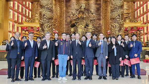 ▲桃園威天宮頒發警大獎助學金