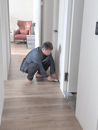 ▲▼余皓然目擊王中平「從門縫塞錢給兒子」。（圖／翻攝自Facebook／王中平和余皓然愛的小屋）