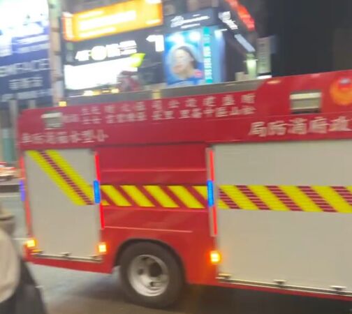 ▲▼忠孝東路名店「焦糖楓」突冒煙！警消衝到場。（圖／網友eating_egg提供，請勿隨意翻拍，以免侵權。）