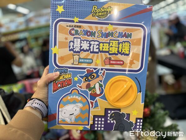 ▲▼家樂福「聖誕交換禮物」集結多款IP聯名造型禮盒，包括Hello Kitty、Kuromi、帕恰狗、蠟筆小新、玩具總動員等。（圖／記者林育綾攝）