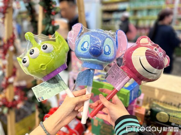 ▲▼家樂福「聖誕交換禮物」集結多款IP聯名造型禮盒，包括Hello Kitty、Kuromi、帕恰狗、蠟筆小新、玩具總動員等。（圖／記者林育綾攝）