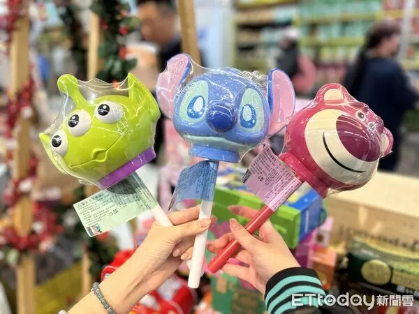 ▲▼家樂福「聖誕交換禮物」集結多款IP聯名造型禮盒，包括Hello Kitty、Kuromi、帕恰狗、蠟筆小新、玩具總動員等。（圖／記者林育綾攝）