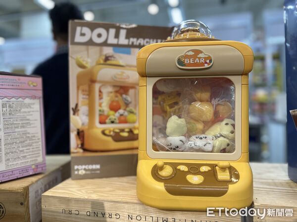 ▲▼家樂福「聖誕交換禮物」集結多款IP聯名造型禮盒，包括Hello Kitty、Kuromi、帕恰狗、蠟筆小新、玩具總動員等。（圖／記者林育綾攝）