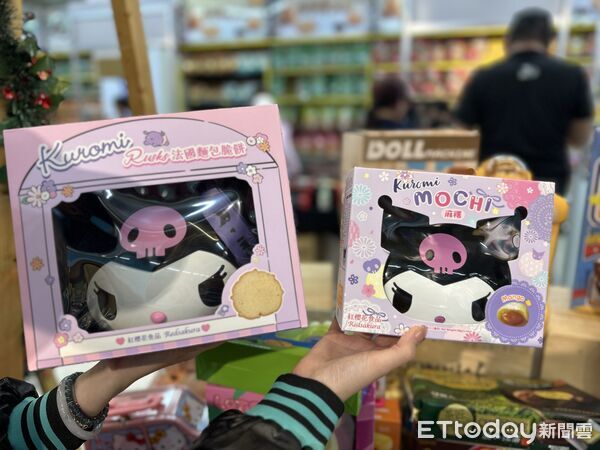 ▲▼家樂福「聖誕交換禮物」集結多款IP聯名造型禮盒，包括Hello Kitty、Kuromi、帕恰狗、蠟筆小新、玩具總動員等。（圖／記者林育綾攝）