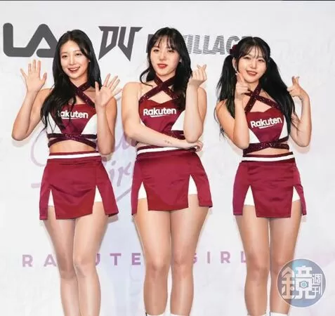 禹洙漢（左起）、河智媛與廉世彬以「樂天三本柱」之名成為樂天桃猿應援女孩。（攝影組）