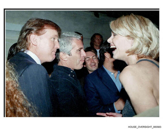 ▲▼已故性犯罪富豪艾普斯坦（Jeffrey Epstein）留下的照片中，總統川普（Donald Trump）多次入鏡。（圖／路透）
