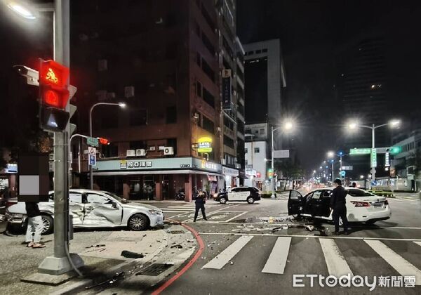 ▲▼             高雄前金區路口2車碰撞，1人送醫。（圖／記者吳世龍翻攝，下同）