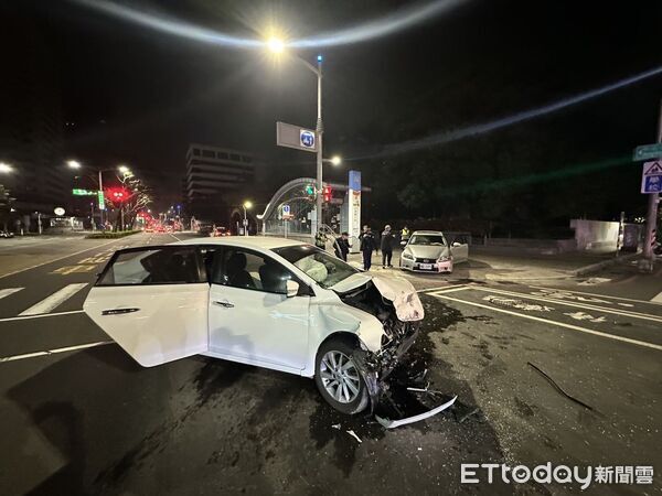 ▲▼             高雄前金區路口2車碰撞，1人送醫。（圖／記者吳世龍翻攝，下同）