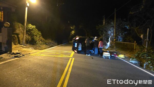 ▲▼             員林一名男子酒後駕駛賓士，自撞民宅翻覆受困。（圖／記者唐詠絮翻攝，下同）