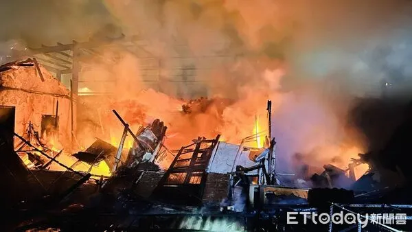 ▲▼彰化一間三合院深夜陷入火海，磚造平房塌陷近半。（圖／民眾提供，下同）