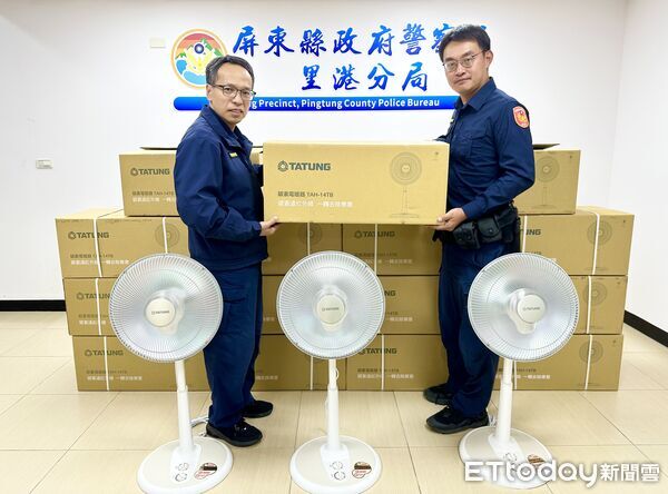 ▲里港警友副主任林錦坤捐15台電暖器給里港警方。（圖／記者陳崑福翻攝）