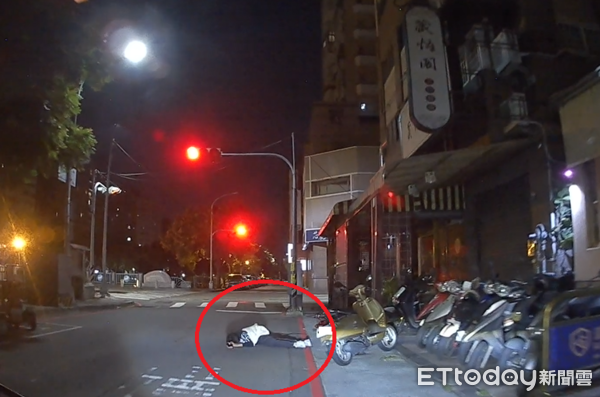 ▲▼醉男把馬路當做自家暖床，深夜趴在路中央，非常驚險。（圖／民眾提供）