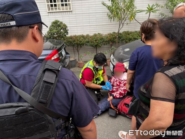 ▲內埔警方協助侯婦就醫。（圖／記者陳崑福翻攝）
