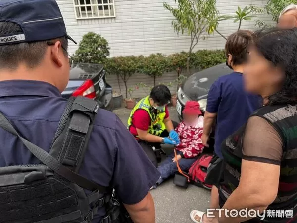 ▲內埔警方協助侯婦就醫。（圖／記者陳崑福翻攝）