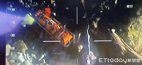 ▲▼黑鷹直升機飛抵太平谷營地，特搜隊員出艙執行吊掛作業。（圖／記者王兆麟翻攝，下同）