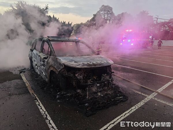 ▲▼烏日第九公墓發生火燒車，駕駛驚險逃出。（圖／民眾提供，下同）