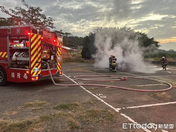 ▲▼烏日第九公墓發生火燒車，駕駛驚險逃出。（圖／民眾提供，下同）