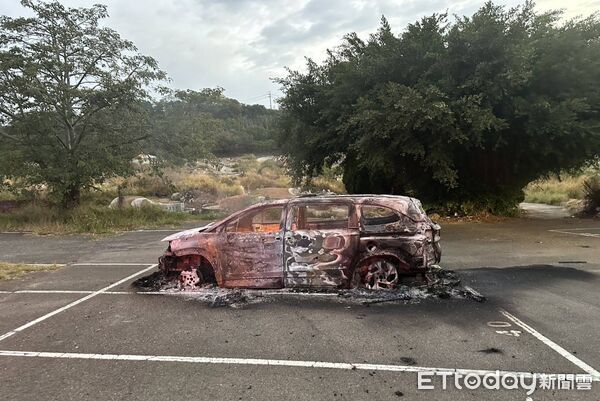 ▲▼烏日第九公墓發生火燒車，駕駛驚險逃出。（圖／民眾提供，下同）