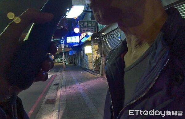 ▲▼警方予以攔查並對黃男實施酒測，其值高達1.03Mg/L嚴重超標，將滑板車依規定帶回。（圖／桃園警分局提供）