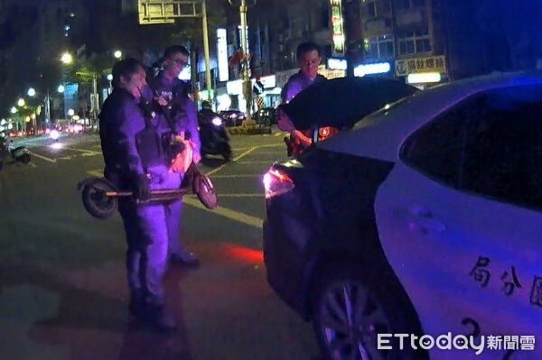 ▲▼警方予以攔查並對黃男實施酒測，其值高達1.03Mg/L嚴重超標，將滑板車依規定帶回。（圖／桃園警分局提供）