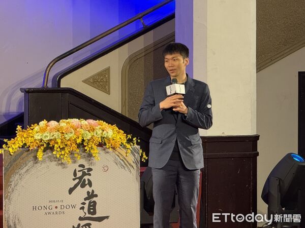 ▲運動部部長李洋也擔任此次宏道獎頒獎人。（圖／記者杜奕君攝）