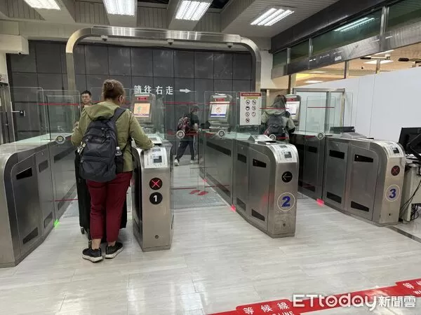 ▲▼ 第一代自動查驗通關機（e-Gate）旅客通關情形            。（圖／記者鄭逢時攝）