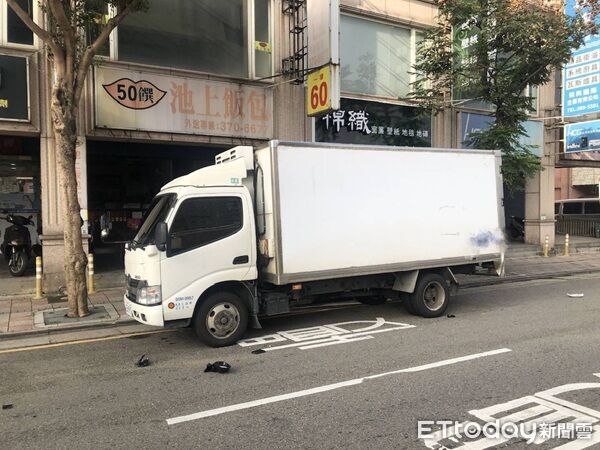 ▲▼小客車因撞擊後車體零件掉落路面。（圖／桃園警分局提供）