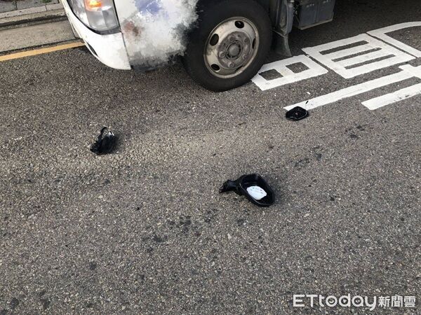 ▲▼小客車因撞擊後車體零件掉落路面。（圖／桃園警分局提供）