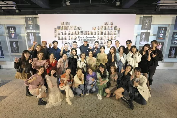 ▲Care in & Change out「讓愛閃耀」社福 × 藝術公益特展開幕記者會，社福單位、名人及藝術家為活動揭開序幕。（圖／萬海慈善提供）