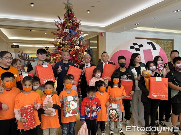 ▲▼   第19屆聖誕心願卡贈禮儀式溫馨落幕孩子們如願收到聖誕老公公送來的禮物，笑開懷!   。（圖／耐斯王子大飯店提供）