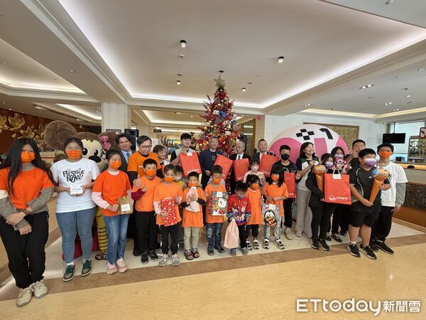 ▲▼   第19屆聖誕心願卡贈禮儀式溫馨落幕孩子們如願收到聖誕老公公送來的禮物，笑開懷!   。（圖／耐斯王子大飯店提供）