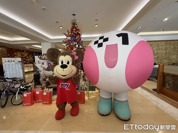 ▲▼   第19屆聖誕心願卡贈禮儀式溫馨落幕孩子們如願收到聖誕老公公送來的禮物，笑開懷!   。（圖／耐斯王子大飯店提供）