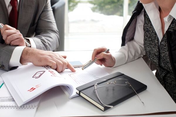 女保險業務員揭黑幕　帥主管「陪睡大媽」換大單！資深老鳥說話了