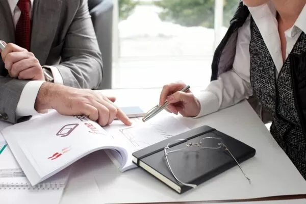 女保險業務員揭黑幕　帥主管「陪睡大媽」換大單！資深老鳥說話了