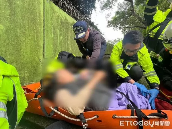 ▲警消接連3天搜尋，今天順利尋獲跌入山坡的陳男。（圖／記者陸運陞翻攝）