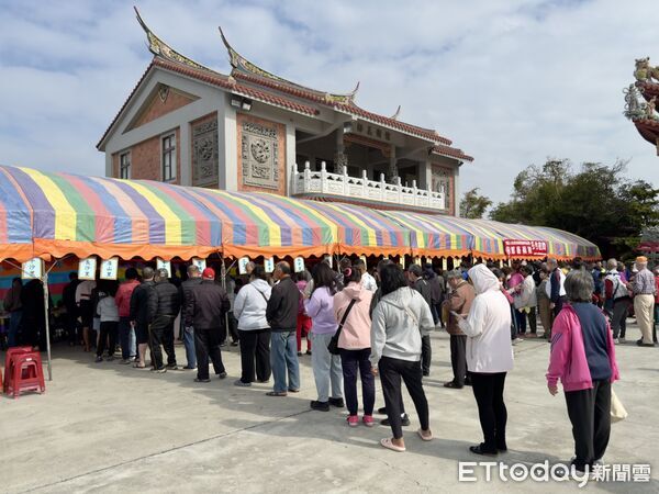 ▲台南紡織集團總裁侯博明13日返回北門區二重港仁安宮，親自發放冬令慰問金，連續15年送暖鄉親。（記者林東良翻攝，下同）