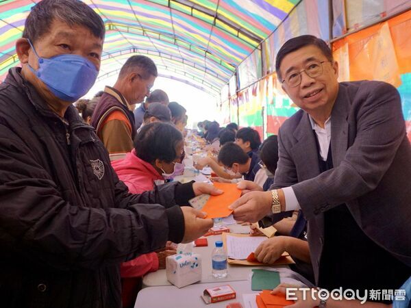 ▲台南紡織集團總裁侯博明13日返回北門區二重港仁安宮，親自發放冬令慰問金，連續15年送暖鄉親。（記者林東良翻攝，下同）