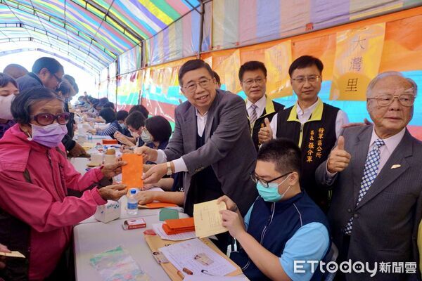▲台南紡織集團總裁侯博明13日返回北門區二重港仁安宮，親自發放冬令慰問金，連續15年送暖鄉親。（記者林東良翻攝，下同）