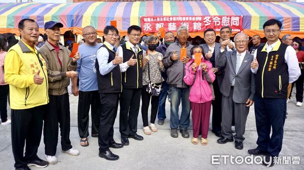 ▲台南紡織集團總裁侯博明13日返回北門區二重港仁安宮，親自發放冬令慰問金，連續15年送暖鄉親。（記者林東良翻攝，下同）