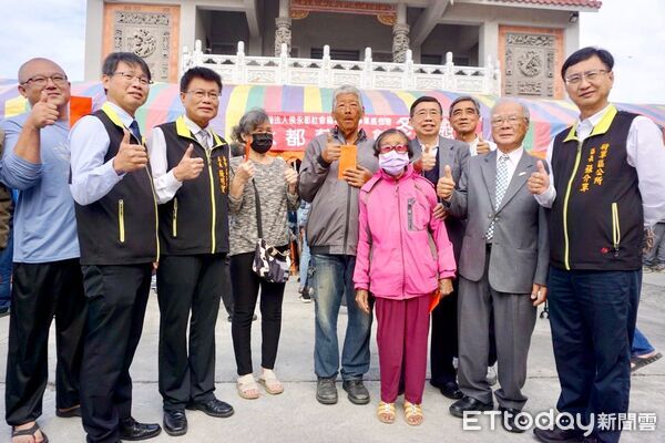 ▲台南紡織集團總裁侯博明13日返回北門區二重港仁安宮，親自發放冬令慰問金，連續15年送暖鄉親。（記者林東良翻攝，下同）