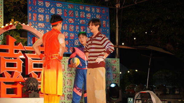 ▲曾國城、屈中恆、炎亞綸、倪子鈞朝聖《一村喜事：康樂隊了來》。（圖／金星文創提供）