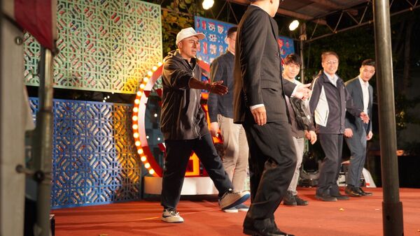 ▲曾國城、屈中恆、炎亞綸、倪子鈞朝聖《一村喜事：康樂隊了來》。（圖／金星文創提供）