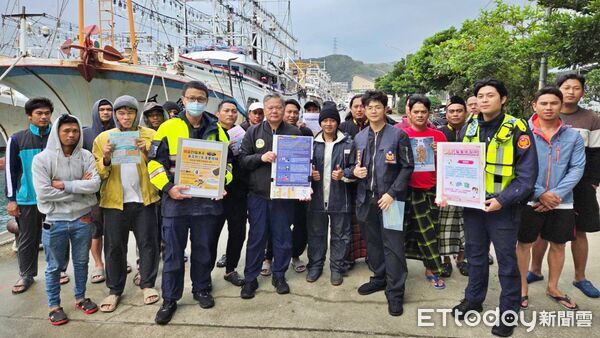 ▲瑞芳警進漁港宣導防詐。（圖／記者郭世賢翻攝）