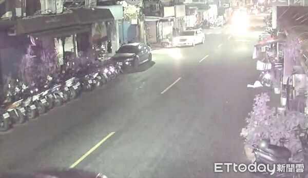 ▲白色賓士撞飛路旁機車，竟未停車察看而加速逃離。（圖／記者陸運陞翻攝）