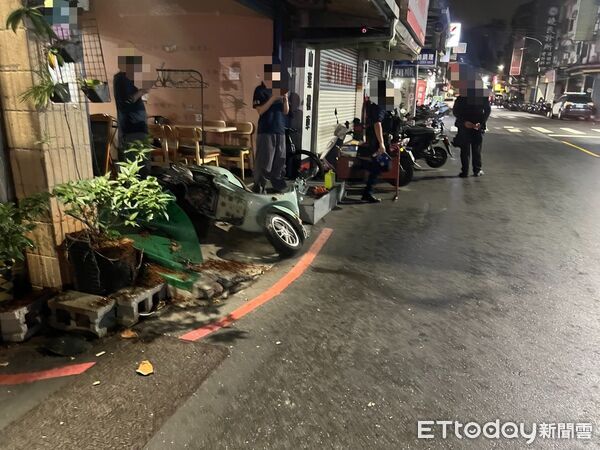 ▲白色賓士撞飛路旁機車，竟未停車察看而加速逃離。（圖／記者陸運陞翻攝）