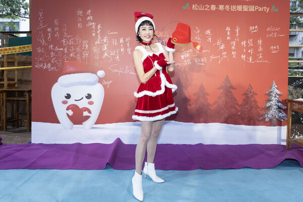 ▲唐玲獲頒「榮譽模範生」。（圖／松山社區大學提供）